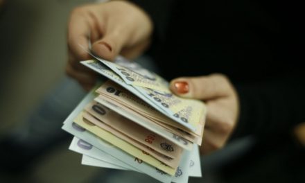 Românii cu credite în lei, rate cu 20% mai mari la bănci. Cum ne mănâncă ROBOR-ul banii