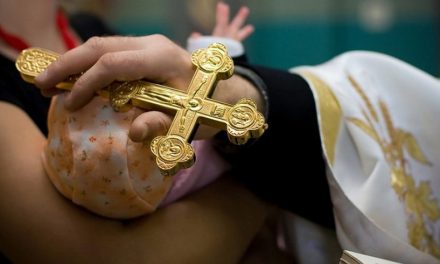 Preotul din Constanța, cercetat într-un dosar de pornografie infantilă, a fost reținut pentru 24 de ore