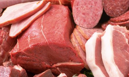 Un supermarket a lansat „Raftul Românesc” o secțiune de unde puteți cumpăra carne provenită de la crescători autohtoni