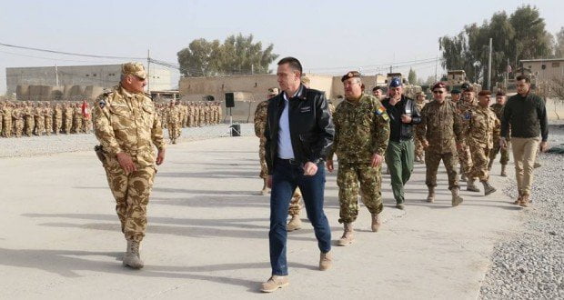 Ministrul Apărării, Mihai Fifor, în vizită la militarii români din Afganistan. „Vă mulțumesc tuturor pentru curaj și determinare”