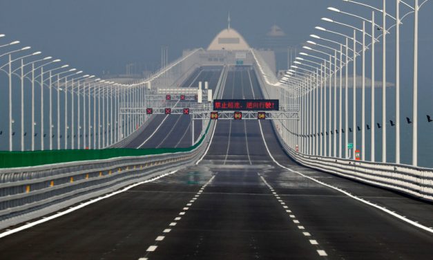 China va inaugura cel mai lung pod din lume. Are şase benzi şi patru tuneluri