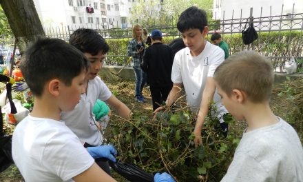 Elevii Școlii nr.37, implicați în campania Curățăm Constanța Noastră. „Este o bună lecție de educație ecologică”