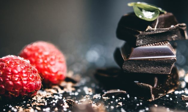 Cercetătorii au descoperit un nou beneficiu al consumului de ciocolată neagră