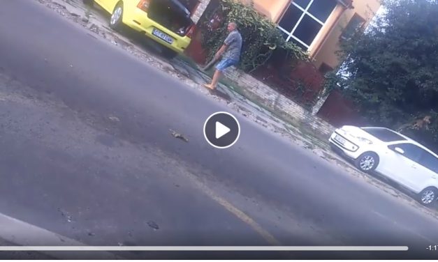 Video / Taximetrist filmat pe strada Pandurului în timp ce scotea pavelele din trotuar și le punea în portbagaj