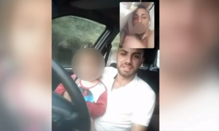 Revoltător! Un șofer inconștient a transmis live pe Facebook în timp ce conducea ținându-și copilul în brațe