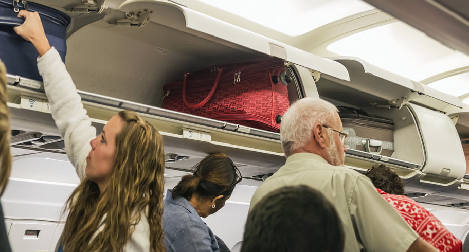 Doar un bagaj mic rămâne gratuit! Wizz Air și Ryanair schimbă politicile de bagaje