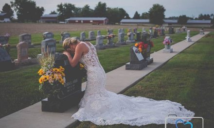 Fotografia care a emoționat o lume întreagă: mireasă îngenuncheată la mormântul logodnicului ei