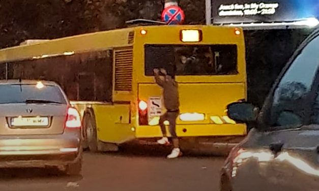 VIDEO. Inconștient sau teribilist? Un tânăr merge agățat de autobuz pe străzile din Constanța