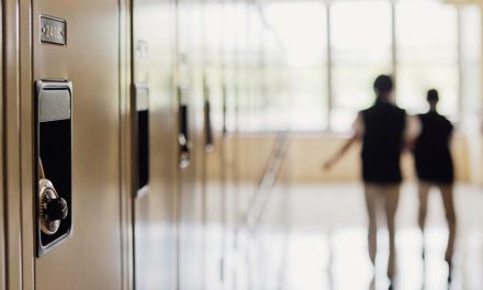 Școlile vor fi obligate prin lege să asigure dulapuri fiecărui elev