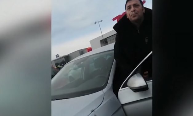 VIDEO / Inspector OPC bătut în parcarea Carrefour de un șmecher cu limuzină