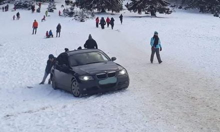 Un cocalar a intrat cu BMW-ul pe pârtia de săniuș de la Poiana Brașov