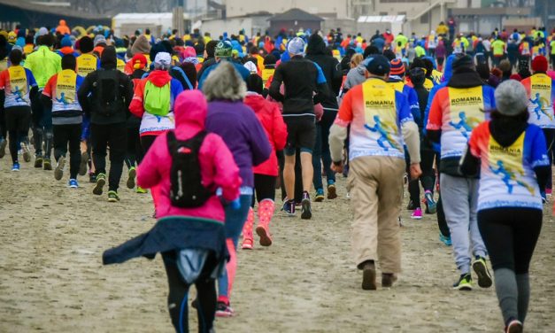 Sute de adulți și copii aleargă duminică la a șasea ediție a Maratonului Nisipului, în Mamaia