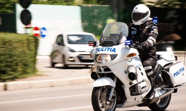 VIDEO. Se simte bine la serviciu! Poliţist filmat în trafic, dansând pe motocicletă