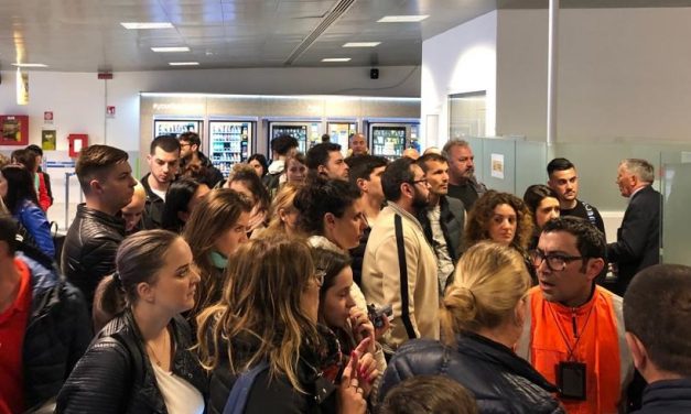 FOTO. Zeci de români, blocaţi 8 ore în Roma după ce un zbor RyanAir a fost anulat