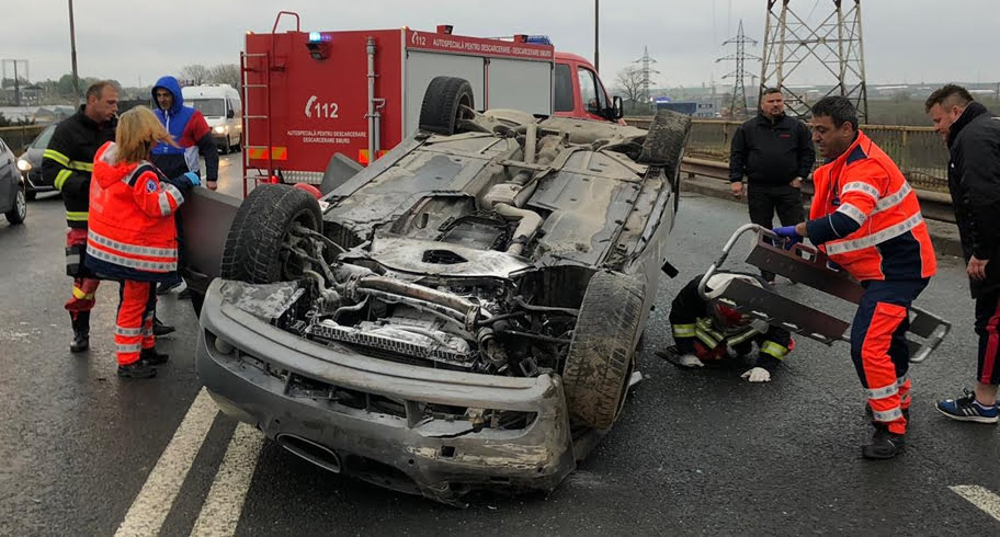 FOTO VIDEO. Accident grav. Un şofer s-a răsturnat cu maşina pe podul de la Ovidiu