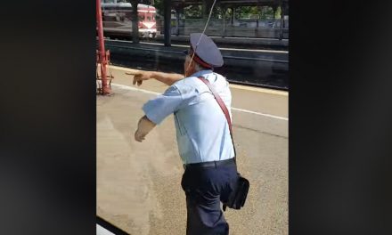 VIDEO. Controlor de tren, uitat pe peronul din Gara de Nord