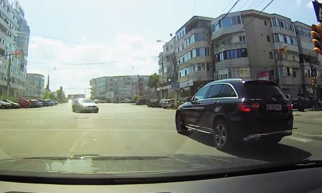 VIDEO. Pericol pe șosele! Meltean cu Merțan, filmat trecând pe roșu la un semafor din Constanța
