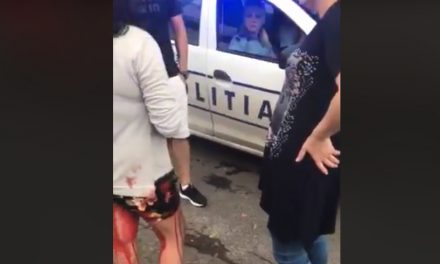 VIDEO. Doi polițiști stau nepăsători în mașină, refuzând să ajute o copilă plină de sânge, care fusese violată