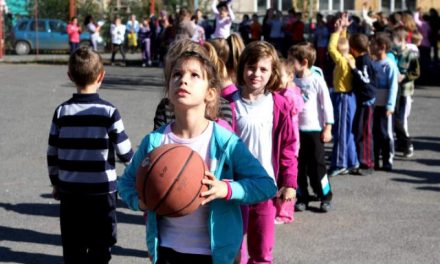 11.000 de elevi din Constanța fac ora de sport în clasă. 19 școli nu au sală de sport, dar Făgădău dă 5 milioane euro pentru cluburi private