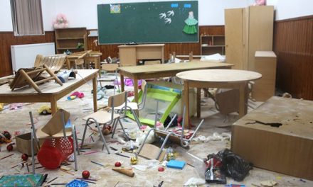FOTO. Trei copii au distrus școala din Clejani pentru că așa au văzut într-un joc. Au vandalizat cinci săli de clasă!