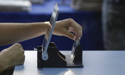 Operatorii de calculator din secțiile de votare nu-și poat lua zilele libere plătite. AEP le-a eliberat adeverințe fără „acoperire“