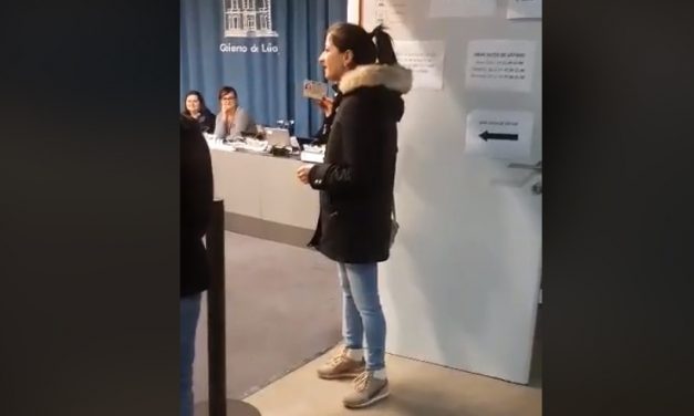 VIDEO. Emoționant. O tânără cântă „Acasă-i România” într-o secție de votare din Spania