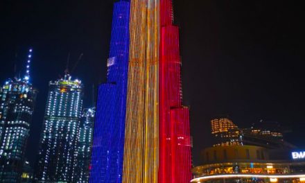 Imagine virală. Cea mai înaltă clădire din lume, luminată în culorile steagului României, de Ziua Națională