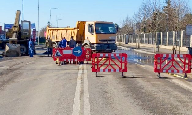Trafic blocat pe Bulevardul Aurel Vlaicu din cauza unei avarii RAJA