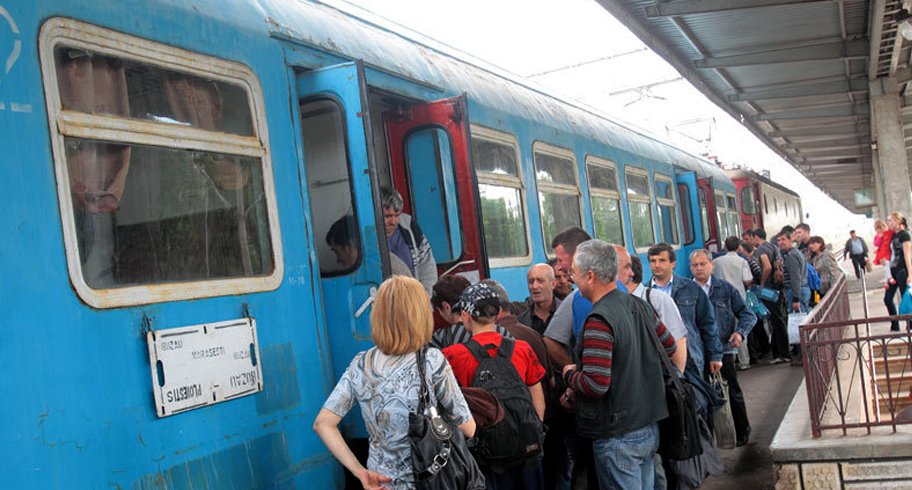 Ministrul transporturilor: Dacă nu ai mască de protecție și mănuși, nu poți urca în tren, chiar dacă ai bilet