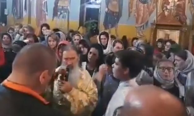 VIDEO. Peste 50 de persoane înghesuite în biserică la o slujbă oficiată de ÎPS Teodosie la Suceava. Nimeni nu purta mască!