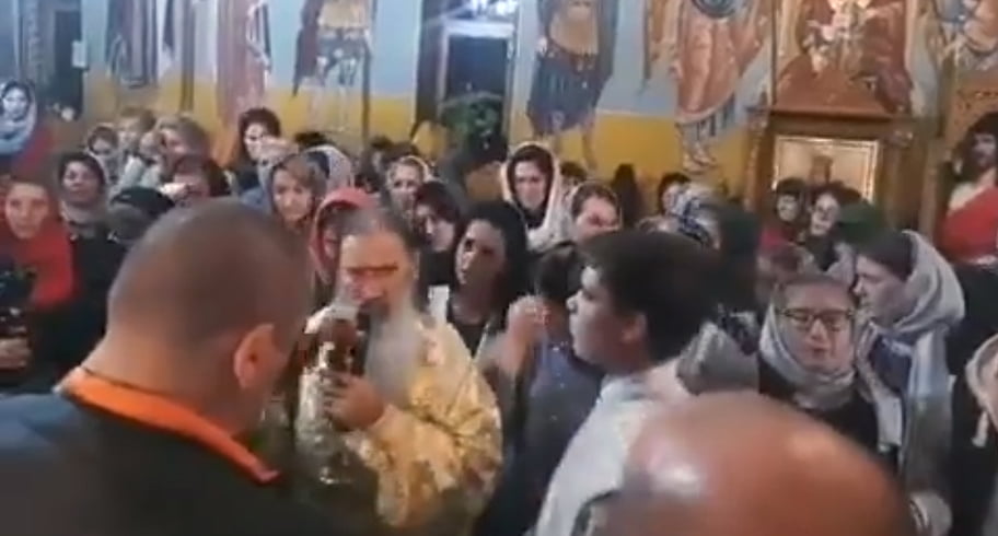 VIDEO. Peste 50 de persoane înghesuite în biserică la o slujbă oficiată de ÎPS Teodosie la Suceava. Nimeni nu purta mască!