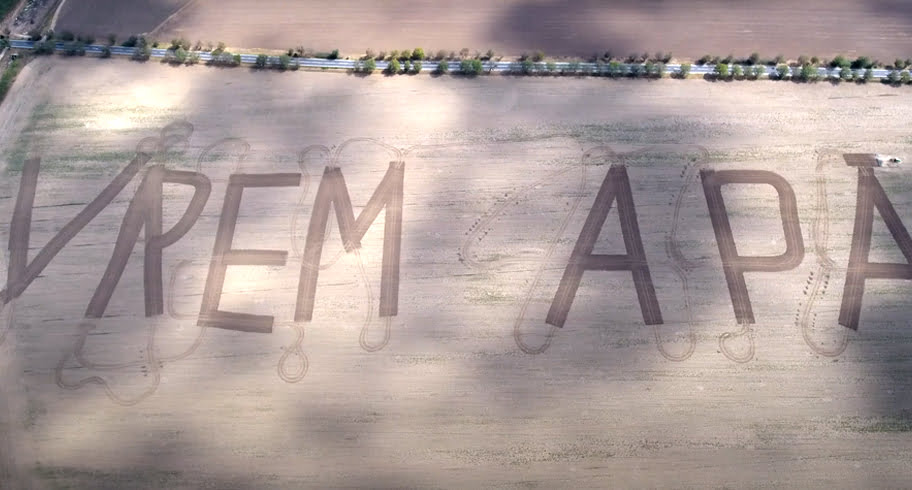 Video. „VREM APĂ!“. Mesajul uriaș scris cu tractorul pe un câmp de fermierii constănțeni