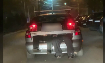 Șoferiță amendată pentru că și-a transportat soțul beat în portbagajul mașinii