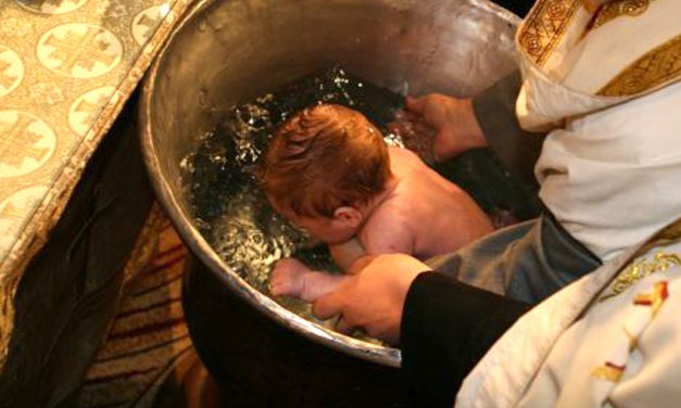 Biserica bate în retrage: „Nu este o urgență botezarea copilului la 40 de zile”. Scufundarea, înlocuită cu turnarea apei pe creștet