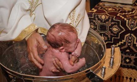 TRAGEDIE! Un bebeluș de 6 săptămâni a murit după ceremonialul de botez. „A înghițit foarte multă apă”