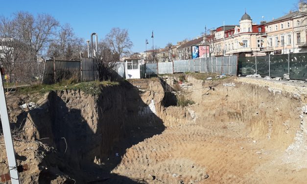 Consilierii USR-PLUS vor să transforme în parc terenul de lângă Lupoaică, unde este construit un bloc de 4 etaje