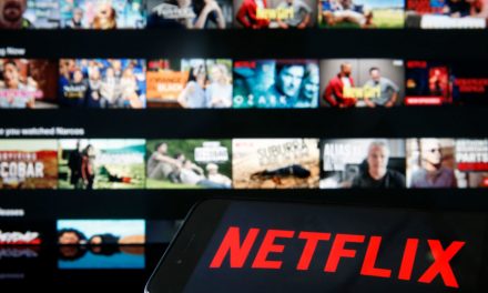 Netflix va restricționa folosirea unui singur cont de mai multe persoane