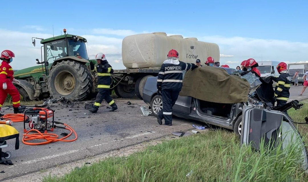 Imagini șocante. O mașină se izbește de un tractor la 160 km/h. Șoferul (23 ani) și pasagerul au murit pe loc
