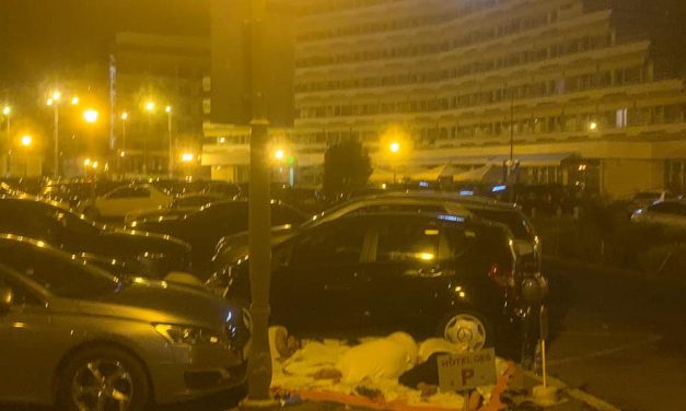 FOTO. Turiști din stațiunea Mamaia dorm pe jos în parcarea din fața hotelului