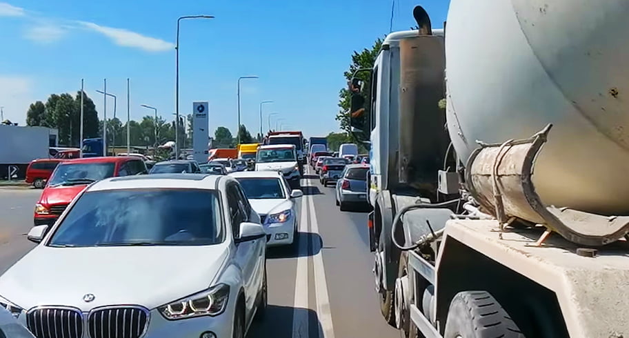 Constănțenii blocați în trafic pe „Aurel Vlaicu“, obligați să plătească impozit pe teren
