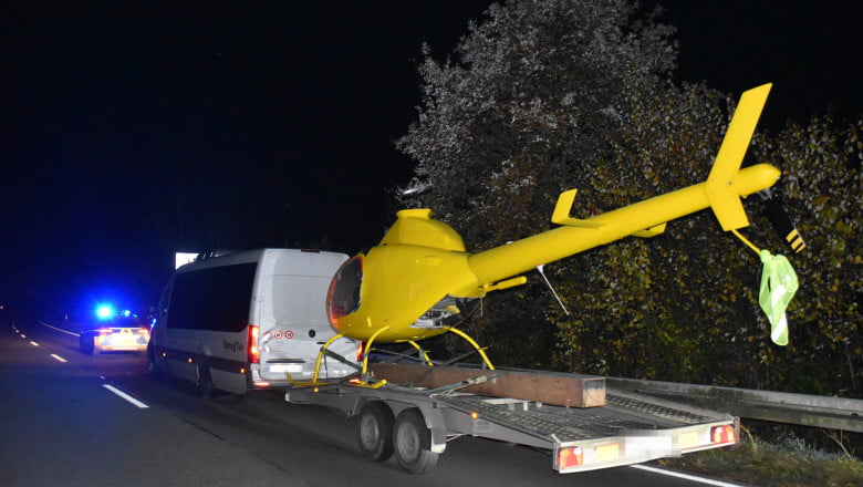 Poliția germană a surprins doi români care transportau pe platformă un… elicopter. Km 100% reali, pilotat de o bătrânică