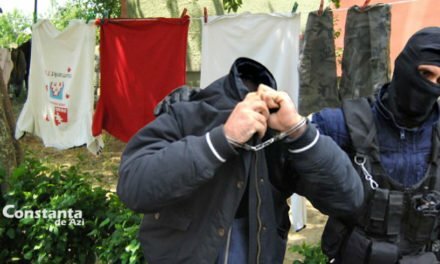 Individ periculos din Constanța, săltat de polițiști după ce și-a atârnat mai multe rufe pe sârmă