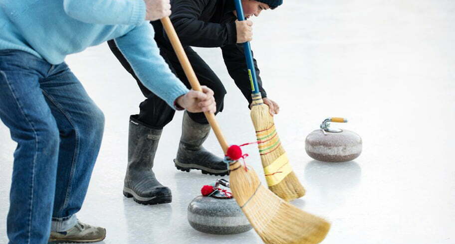 Primăria anunţă că e pregătită! Zăpada va fi curăţată de echipele de curling ale Suediei şi Elveţiei