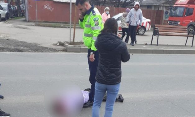 Polițistul care a ucis o elevă pe trecerea de pietoni, pozat în timp ce lovea victima cu piciorul pentru a vedea dacă mai e vie