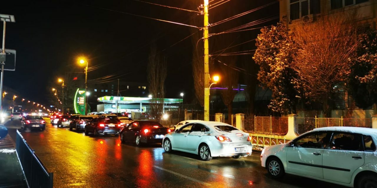Constănțenii fac cozi la benzinării după ce au citit o știre că se dublează prețul motorinei…. în Republica Moldova