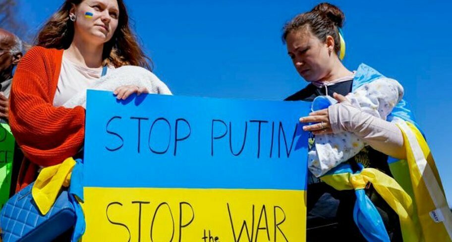 Protest la Consulatul Rusiei din Constanța. Mamele din Ucraina se adună pentru a condamna genocidul comis de Putin