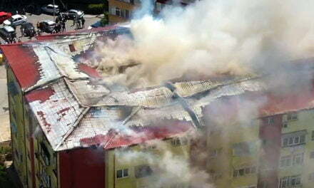 VIDEO. Incendiu la mansarda unui bloc din Năvodari. Dezastrul ar fi pornit de la o candelă aprinsă