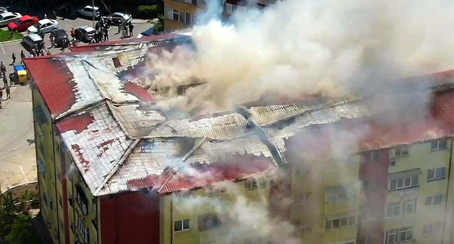 VIDEO. Incendiu la mansarda unui bloc din Năvodari. Dezastrul ar fi pornit de la o candelă aprinsă